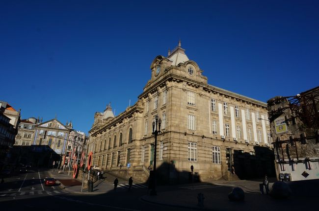 ホテルにチェックインし少し休んだ後街歩き再開。<br /><br />写真はサン・ベント駅。それにしても空、青すぎない。