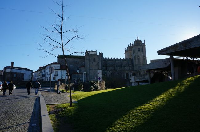 再びカテドラル。今度は中には入らず地下鉄に沿って南に行きます。