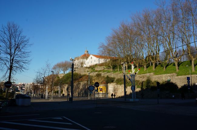 どこも空いていないし、時間もあるので対岸のヴィラ・ノヴァ・デ・ガイアを行き先も考えず歩き回りました。