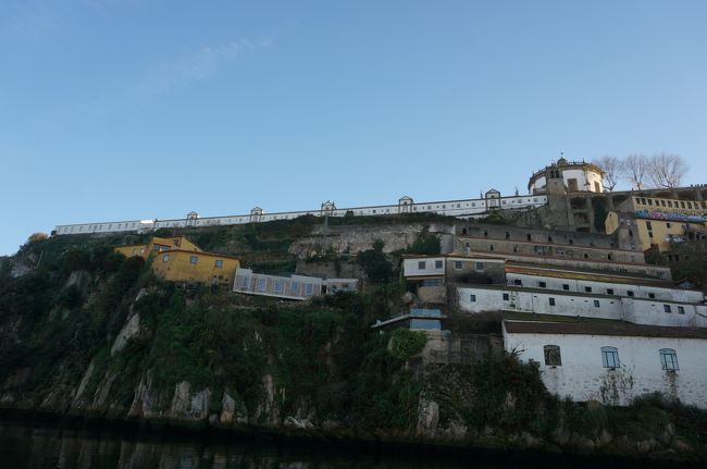 ドン・ルイス1世橋を眺めるには絶好の修道院。<br />結局、昼・夕方・夜と3回も行きました。