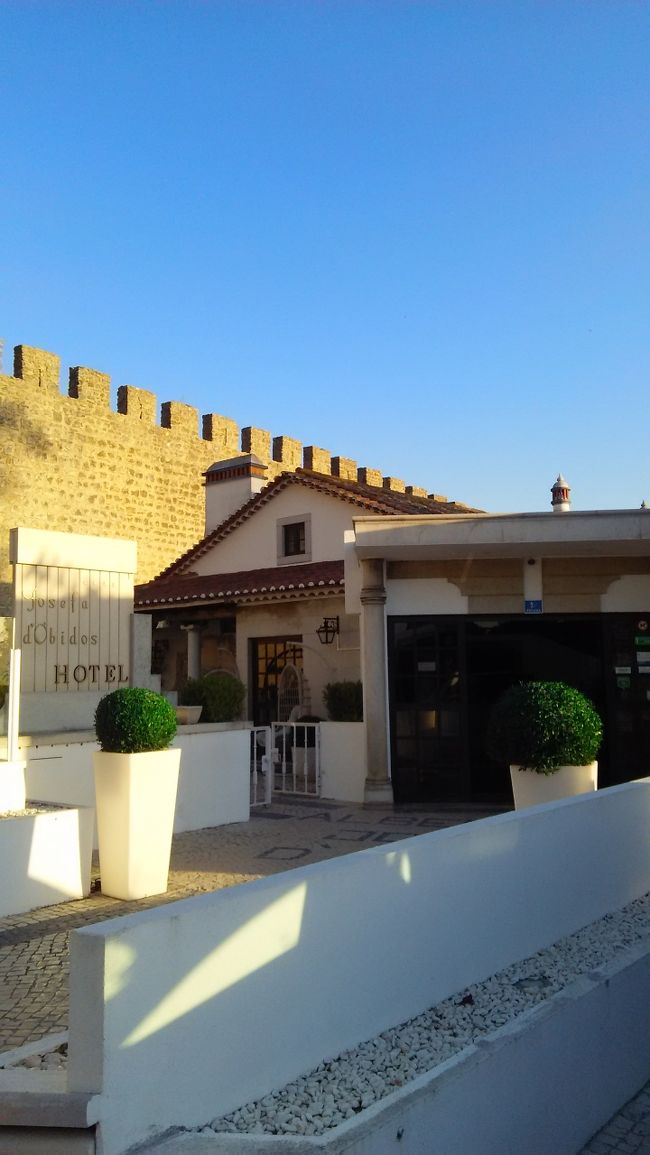 バス停に戻るに迷う。<br /><br />18:45のリスボア行のバスで今日の宿泊地オビドスへ<br /><br />カルダス・ダ・ライーニャ～オビドス　1.8ユーロ<br /><br />迷わなければもう1つ前のバスに乗れたのだが､､､<br />バス停で40分ぼぉーと待つ。<br /><br />高校生位の子に<br />オビドス行のバスの乗り場はここでいいの？と聞く<br />物凄く恥ずかしがりながら、いいんじゃないかな。って返事<br /><br />ポルトガルの人はどちらかというとシャイな人が多いような気がしました。<br /><br />バスは時間どうりにオビドスに着きました。<br />今日のお宿はバス停の目の前。<br />城内ではありませんが、立地的にとても便利な宿です。<br /><br />「ジョゼファ・ド・オビドス」<br />写真は29日<br /><br />城内を少しぶらぶら、ほとんどのお店はもう閉まっていました。<br />お昼のイワシでお腹は空いていなかったので、オーガニックな店で水とプラム1キロ買って、お部屋の冷蔵庫のビールとで夕食代わりにしました。<br /><br /><br /><br />