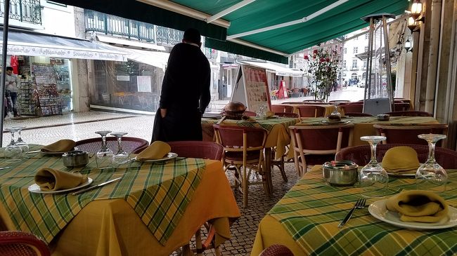 屋根の貯まった水を落とす兄ちゃん。<br />アナログでステキやん！