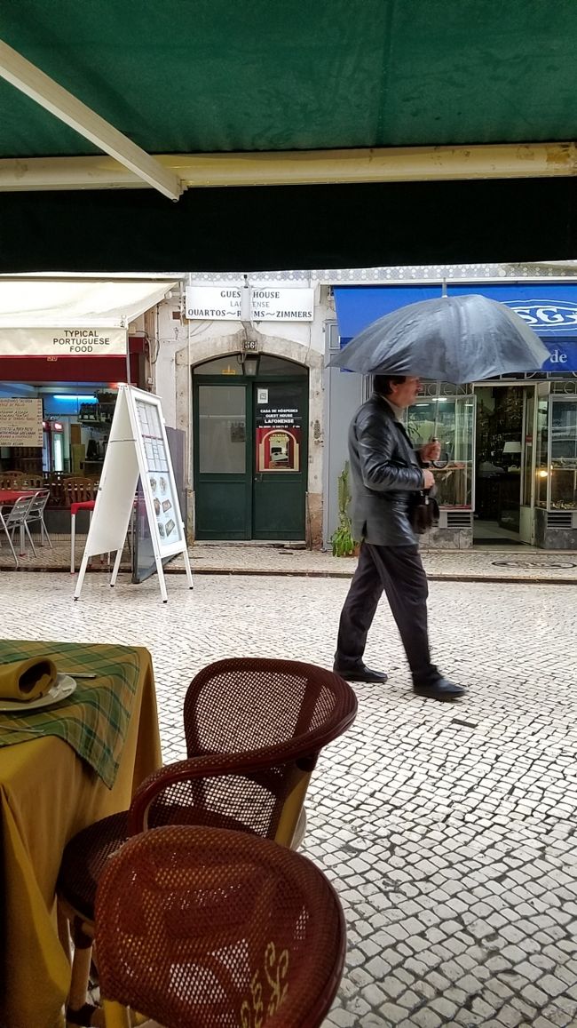 傘を売りにくるオッチャン。ステキ！