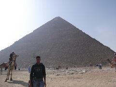 朝食を取った後、ホテルを後にしピラミッドへ！
これが実際に見るピラミッド！
非常にデカイです。
そして砂漠は石が沢山。
客引きの男が移っていますｗ