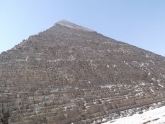 今回はカフラー王のピラミッドの中に入りました。
クフ王のピラミッドと違ってすいてました。
中はひんやり暗いです。
入口が小さくて、大きな外国人観光客達は頭をぶつけまくってましたｗ