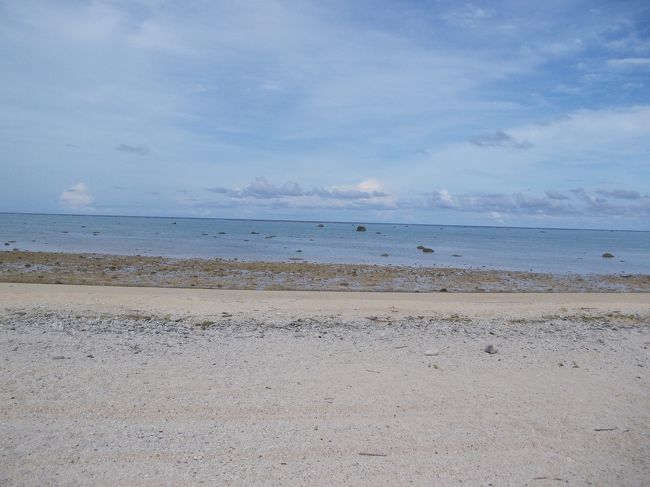 ホテルの裏の林を抜けると見渡す限りのビーチ！