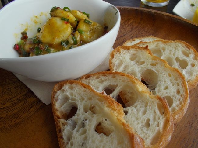 ホテルでは前もってお願いするとBBQをしてもらえます。<br />ひとり3千円でした。<br />飲み物は持ち込みもおおらかに許可してくださいました。<br />このカレー味のバナナ、体に良さそうだしものすごく美味しかった！