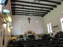 キリスト教会の内部。
シンプルな構造。
天井の梁は建設当時のものが残されている。
