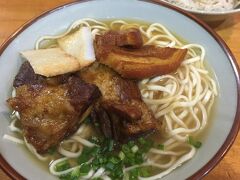 マラソン前日の夕食は、島そば一番地でコッキそば。ジューシーを付けました。ここのそばは八重山そばの黄色い丸い麺ではなく、白い平打ち麺です。