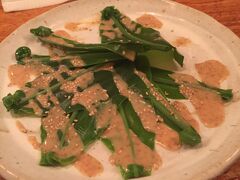 路線バスで市街地に戻り、夜は沖縄料理。これはオオタニワタリのサラダ。