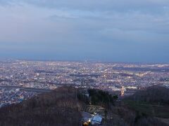 夜景には見頃の時間というものがあるらしくそれはどうやら完全に暗くなった時ではないらしい。

暗くなる直前の日没３０分後くらいが見頃とされているらしい。