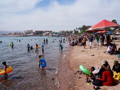 アカバのビーチでもその違いは明確、イスラエル側は西洋のリゾートの様で整然としていますが、すぐ隣のヨルダン側は雑然として地元民の為のビーチといった雰囲気。もちろん、大人の女性で水着の人なんていません。ここはヨルダン国内の中で唯一海に面しているビーチなので混雑にも納得です。