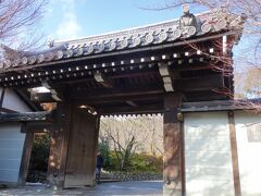 きぬかけの路をひたすら歩き、龍安寺へやって来ました。
金閣寺では雪が降っていたのに龍安寺では青空に。
龍安寺も世界遺産なのに、観光客は金閣寺に比べてグッと減ります。
拝観料500円/一人。