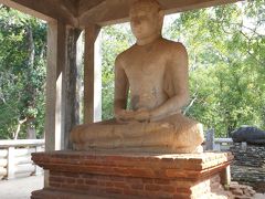 サマーディ仏像。瞑想する仏陀を表したもの。
前に立つと心が安らかになった気がし、つい引き込まれてしまう。

これは4世紀ごろにできたそうな。