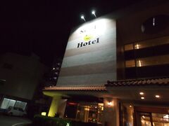 せっかくの沖縄旅行なのに一気にテンションが落ち、とりあえずホテルへ。
しかし、いつも一人旅の時は安ビジネスホテルに泊まりますが、JALパックなのでいつもよりいいホテル＾＾…とは言っても普通のホテルですが、綺麗だったし文句なし！