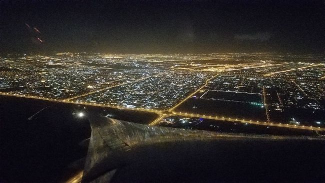 ドバイ→関空の飛行機乗ってスグ、<br />この画像を撮る前に何やら違和感？<br />私のイスの下辺りから【排泄物】<br />※エエ歳したオッサンなんで言葉を<br />選びました。<br />そう、後ろに座るネーちゃんが靴を<br />脱いだ様子…。数十分苦しみました…。