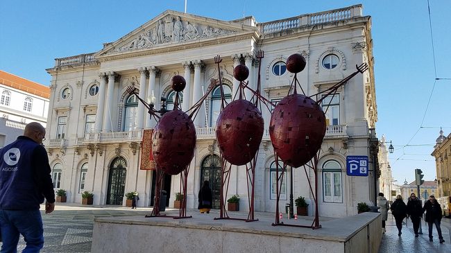 コメルシオ広場から西へ歩いていると<br />建物の前にユカイなヤツを発見した！<br />この感覚、リスボンはエエとこって<br />伝わってきました。