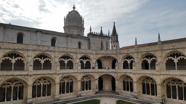 ジェロニモス修道院は大きかった〜。<br />バスコ・ダ・ガマの棺があったらしい<br />と歩き方情報…。<br />ちゃう人の棺は見ました…。