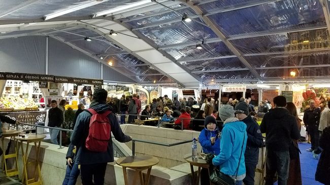 ロシオ広場の横、フィゲイラ広場。<br />食の催しが行われている事に<br />【最終日】気付きました。 ワイン、<br />チーズ、ソーセージ等の新鮮なモノが<br />沢山有りました。ちなみに夜は怪しい<br />ヤツや、ニーハオと連日声を掛けて<br />きた、これまた怪しい女性もいます。