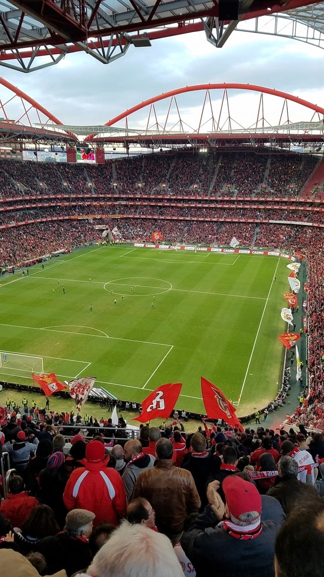 この国のサッカー、グランデクルブ<br />ベンフィカ！初めてダフ屋でチケット<br />買いました。 試合前にある鷲の飛ぶ<br />セレモニーや、拍手、歌による応援が<br />素晴らしい！ 勝利した試合後も劇場<br />での芝居を観たような感覚に！？<br />オススメします…。