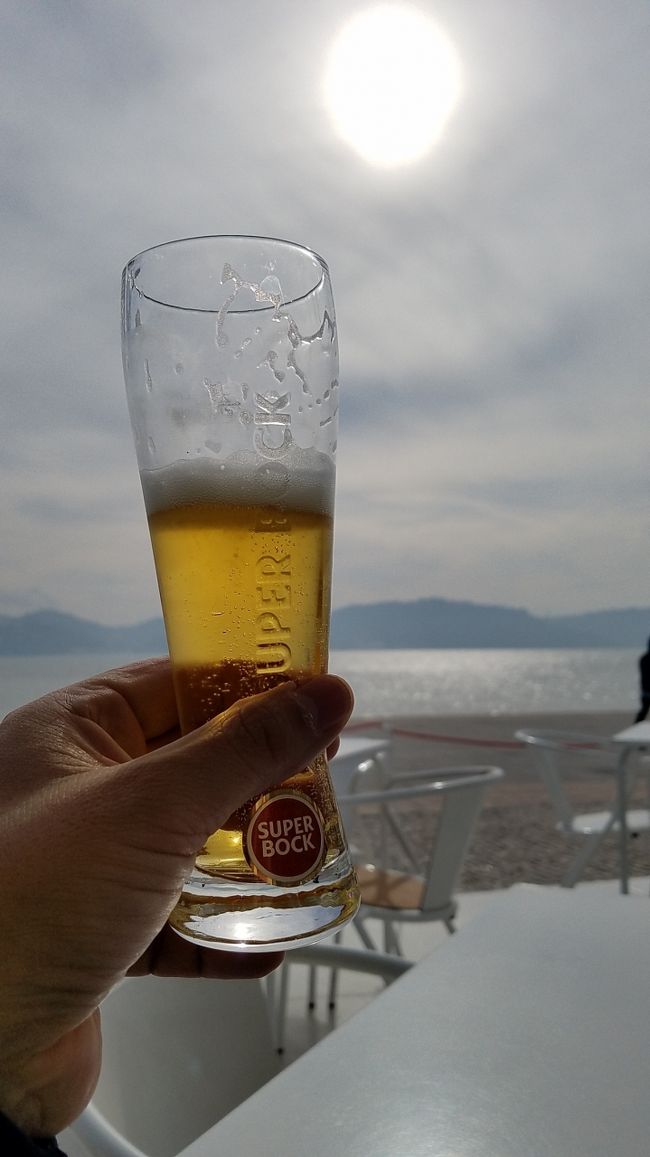 発見のモニュメントとベレンの塔の<br />道中(川沿い)にあるレストランで<br />ビール。休暇を健康的にゆっくり<br />過ごすって、初めて知ったような<br />良い感覚でした…。