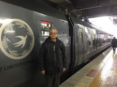 JR博多駅で特急かもめに乗り込む。
