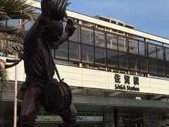 佐賀駅到着。
駅前にあるのは面浮立（めんぶりゅう）の像。
佐賀の郷土芸能に由来している。

