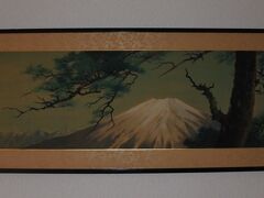 ナイトテーブルの上に富士山の絵。