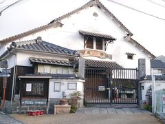 佐川醤油さんの醸造蔵があります。堂々たる風格ですごい。

明治時代から百年以上、今も現役で使われている蔵なのだそうです。

