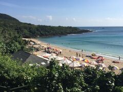 下に水着を着てビーチに行ってみると、昨日とは打って変わって、夏の海の雰囲気。
昨日はいかにもさびれている感じだった海の家的なカフェも復活してビールを飲んでいる人もいました。