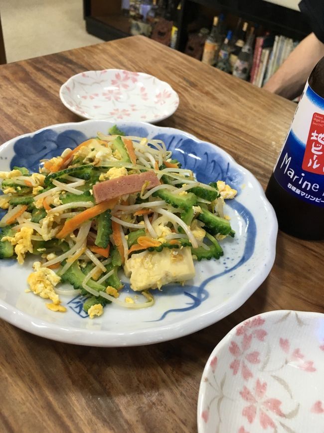 お昼は川平公園茶屋さんで、ゴーヤチャンプルをシェア♪<br />ゴーヤ美味しいよー☆