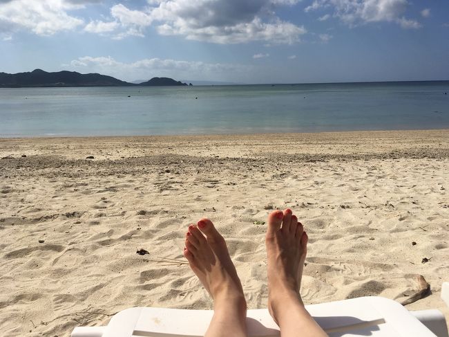 川平湾から戻ってきて、しばしホテルのビーチで水着に着替えて日向ぼっこ。現実逃避してます
