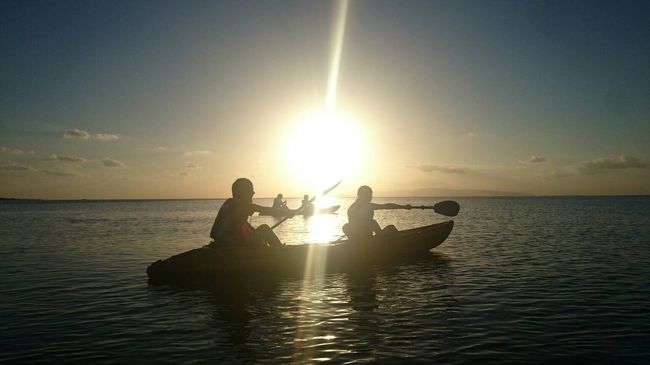 海でノンビリした後は、大浴場でサッパリして、夕陽カヤックツアー♪<br />相方がずっと漕いでてくれたので、私は楽ちんでした。ありがとう。お父様はガイドさんと乗ってます☆
