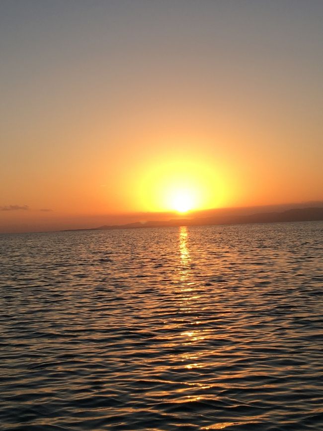 ガイドさんいわく波も穏やかで、滅多にない夕陽とのこと。ラッキー♪