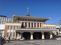 見に来たのは、旧JR奈良駅舎です。
JR奈良駅付近の高架化に伴い駅舎としての役目終えて、現在は観光案内所とスタバとして使われています。