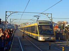ドン・ルイス1世橋 (Ponte D. Luis I)
高架橋技師エッフェルの弟子により建設された、1886年建造の二重構造橋。上層はメトロ、下層は自動車が走るが、どちらも歩いて渡ることができる。
メトロは2005年9月に開業したが、それ以前は上段も道路橋となっていたそうだ。