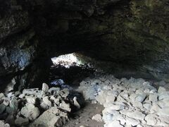 海岸線を離れて内陸に方向をかえて15分。たどり着いたのがアナ・テ・パフ。ガイドブックによると、イースター島には200の洞窟があり、ここは全長４ｷﾛ近くという最大規模のもの。島民の避難先や住居としても使われたようで、石のベッドや竈の跡などが残っています。懐中電灯がなければ奥に進むことはできないけれど、所々、洞窟の上部が崩れて日がさすところもあるのである程度は中に入っていくことも可能です。ということで、入り口付近だけ