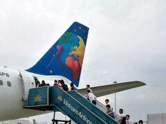途中ホーチミンで、少し小さな飛行機に乗換です。
行きの待ち時間は、2時間程だったと思います。

帰りの便では、ベトナムで5時間くらい待ち時間があったので
市内まで出て夕食食べる計画で
空港でベトナムのお金を両替したのですが・・・。
