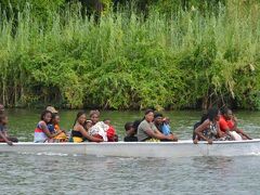 【アフリカの人々】

これは観光客ではなく、住民達との事....写真は、あからさまに撮らなんでね、とアフリカ人の船頭から言われました。

確かに、「目つき」違うかも.....子供やお母さんは笑顔だけど....一部の方からは、「撮るんじゃねぇ」オーラを感じます。