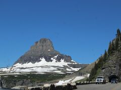 トレイルの出発点であるLogan Pass Visitor Centerに向かってます。