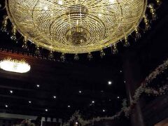 ガイドさんが、ウェルカムドリンクが飲めると言うので
ツアーの人が宿泊するホテルに一緒に下車(^^♪

豪華なシャンデリア。