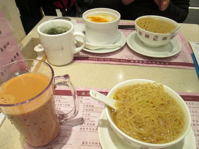 雲呑麺セット。日本語メニューはないが、すごくわかりやすいメニューですね。<br />メイン＋飲み物＋サイドメニューのセット。