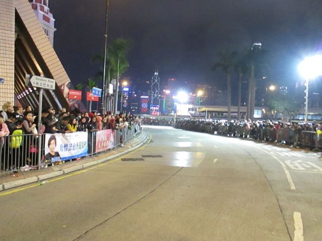 碼頭入り口も人だかり。歩道も規制がかかり、落ち着いて鑑賞できる場所がないので、<br />ホテルに戻ることにしました。<br />鑑賞するなら相当早い時間から場所取りしないとダメですね。<br />ビジターでは有料観覧席の購入も難しいしねー。