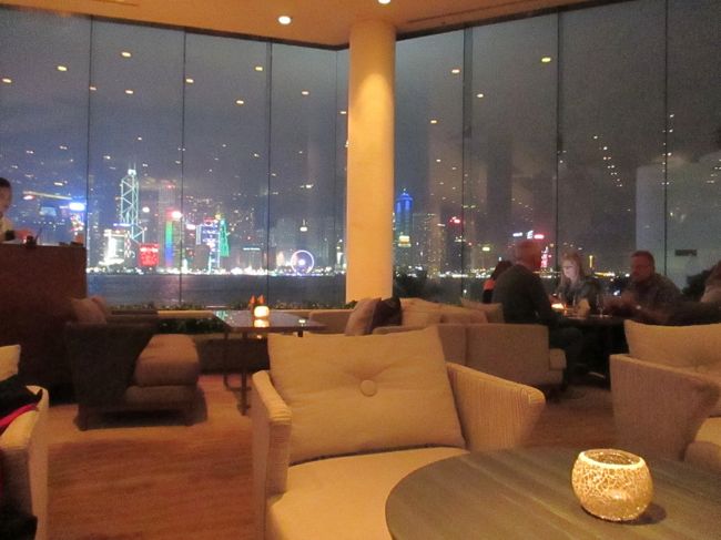 そんなわけで、素敵な夜景が見えるインターコンチのロビーでビールを飲んで<br />一日が終わります。明日の花火に期待です。