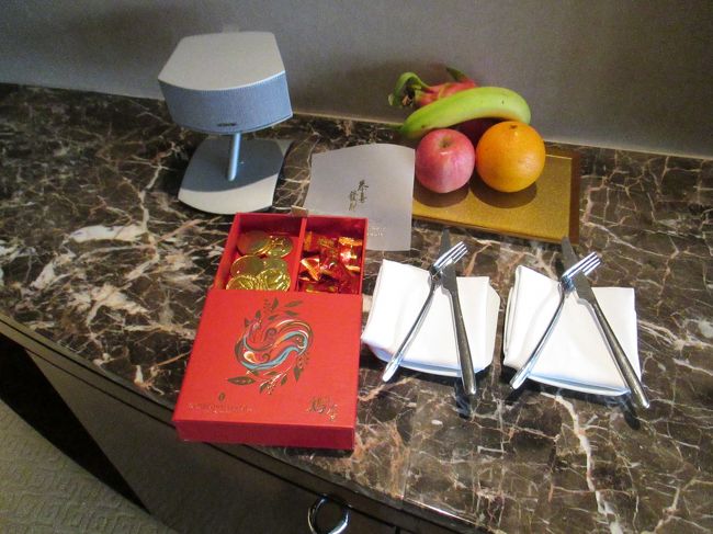 春節のお菓子？チョコと飴もありました。