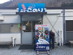 女川への帰りの船はあまり揺れませんでした。お昼ご飯を食べに女川中心地から少し離れたところにある食堂にやってきました。ここにも道の復旧工事の影響で迷いながら辿り着きました。

ニューこのり