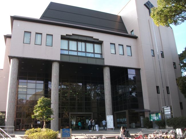 池を過ぎて中村公園内にある秀吉清正記念館。<br />１階は図書館で２階が記念館になります。<br />