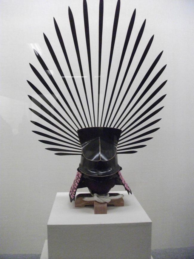 有名な秀吉の兜<br />一の谷馬蘭後立付兜<br />頭にかぶる部分が一の谷型で、後ろの光背のようになっているのが馬蘭（＝菖蒲）だそうです。