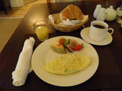 朝8時半起き。
滞在先がB&B(Bed & Breakfast)ということでホテルで朝食を取る。コーヒーに入れるようにメープル・シロップがおいてある。さすがカナダ。しかもこれがまた上手い。コーヒーの苦さにメープルのトロリとした甘みが絶妙にマッチする。
