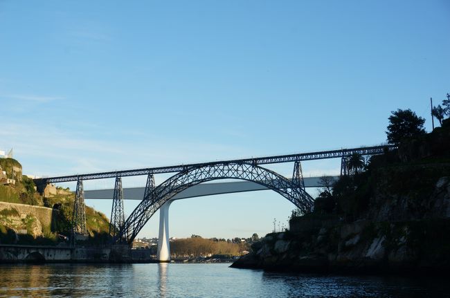 さらに上流に行くと、鉄骨の橋が架かっています。<br />この橋は、隣の橋が架かってから美しいためモニュメントとして保存されているそうです。<br /><br />あの橋を超えると今度は川下の方へ行きます。